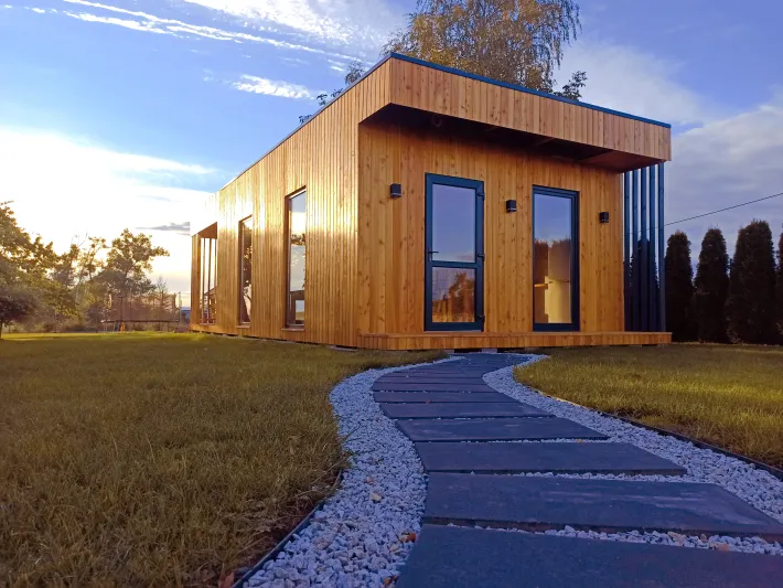 Domek typu biuro ogrodowe